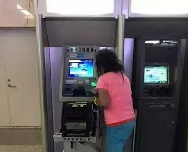 Người phụ nữ dùng tay phá tan cây ATM vì bị nuốt mất thẻ