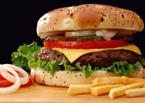 Phản ứng “kinh dị” khi nhúng bánh Hamburger vào axit dạ dày