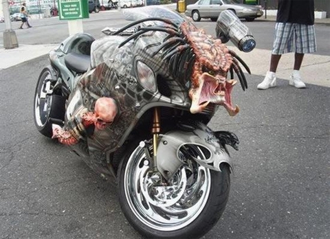 'Predator' cưỡi môtô trên đường