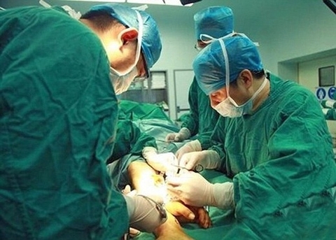 Hết hồn ca phẫu thuật nối tay vào chân của một người đàn ông