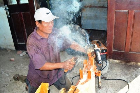 "Kỹ sư chân đất" xứ Quảng tự chế máy cày 3-in-1