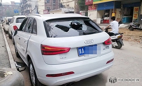 Thiếu nữ đập nát xe Audi Q3 vì cãi nhau với người yêu