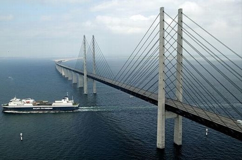 Choáng ngợp trước cây cầu “chui” dưới đáy biển độc nhất vô nhị