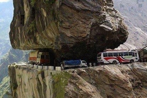 "Đau tim" với những cung đường nguy hiểm nhất thế giới