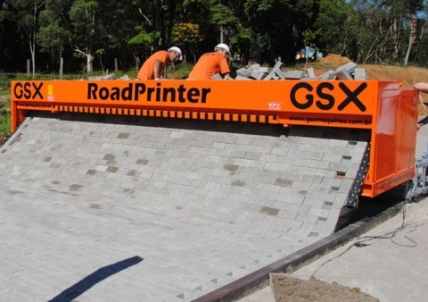 Xem cách "Tây" lát nền đường siêu tốc như thế nào