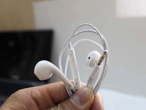 Công dụng "thần thánh" của khoảng giữa nút âm lượng tai nghe iPhone