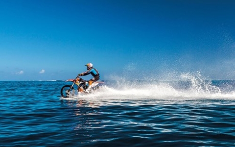 "Tròn mắt" xem lướt sóng bằng xe máy trên mặt biển Tahiti