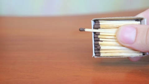 Tạo lửa dễ dàng chỉ với 2 que diêm mà không cần bao diêm