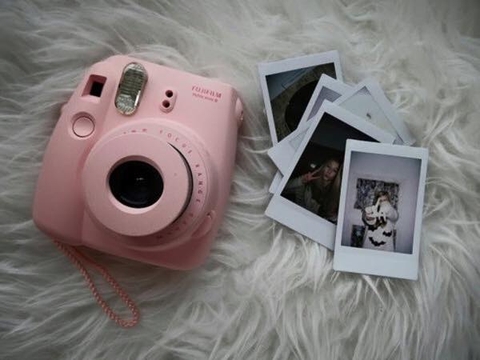 Khám phá chiếc máy ảnh Instax mini 8 dưới góc nhìn của hội con gái