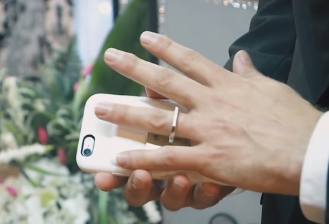 Tổ chức hôn lễ cùng bạn đời là... một chiếc iPhone