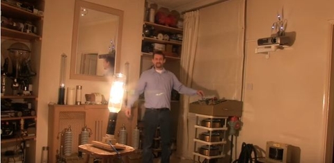 Chiêm ngưỡng bóng đèn 20.000 watt đủ sức chiếu sáng rực cả khu phố nhà bạn