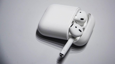Tim Cook lý giải vì sao tai nghe AirPods sẽ không bị rơi khỏi tai bạn và thất lạc