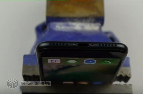 Tin vào video YouTube, nhiều người khoan thủng iPhone 7