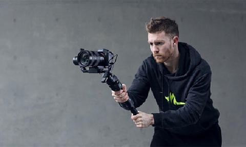 Cameraman chọn gimbal nào dùng quay phim với máy ảnh Sony?