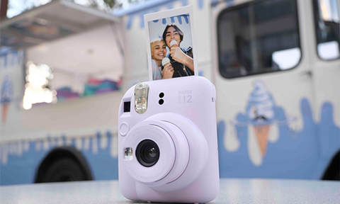 Máy Chụp Ảnh Lấy Liền Là Gì Và Ai Nên Mua Máy Ảnh Instax?