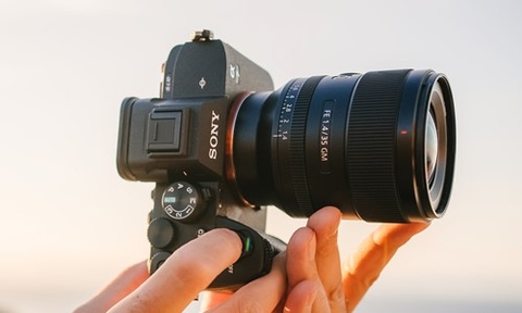 Sony A7 IV Dùng Lens Nào Đẹp Nhất? Gợi Ý Lens Theo Từng Nhu Cầu Chụp & Quay
