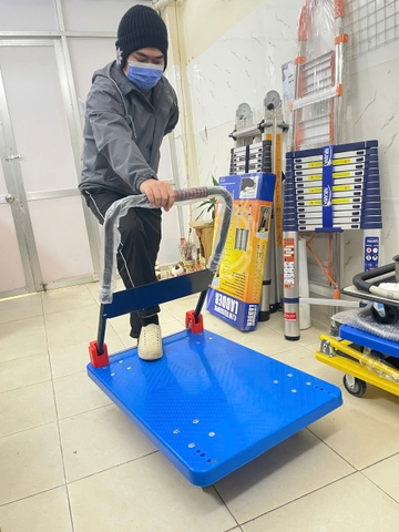 Xe đẩy hàng 4 bánh sàn nhựa khung thép 300kg FWSL-9001