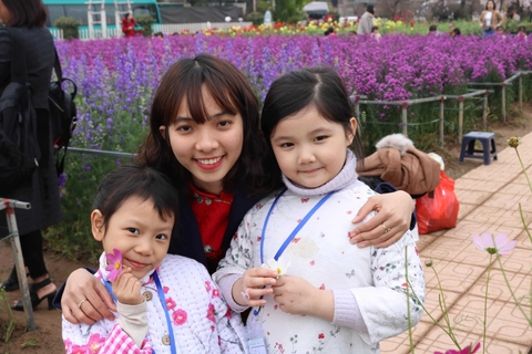 E-Life Kindergarten cùng bé yêu khám phá Vườn Đào Nhật Tân