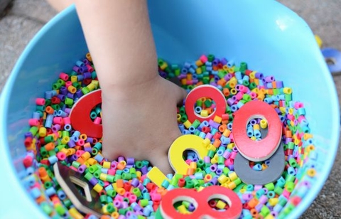 NHỮNG TRÒ CHƠI SENSORY ĐƠN GIẢN BỐ MẸ CÓ THỂ CHƠI CÙNG CON