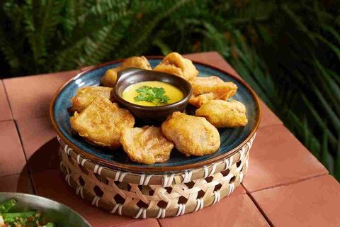 Bánh khoai môn kẹp chả tôm chiên giòn