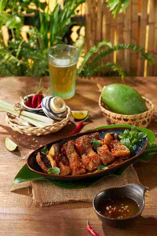 Cá lóc chiên giòn trộn mắm xoài