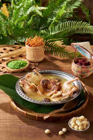 Chim bồ câu nhồi cốm hạt sen Hà Thành