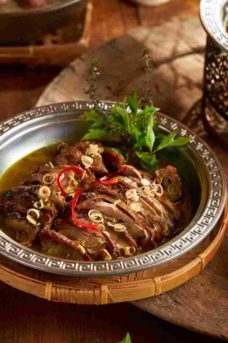Gà đông tảo hấp lõi chuối rừng