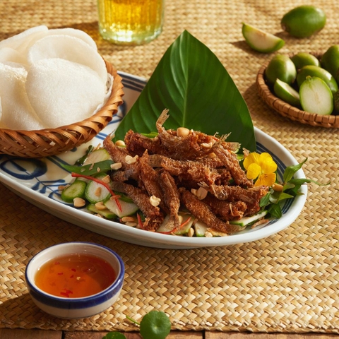 Gỏi cóc non với cá bống suối chiên giòn