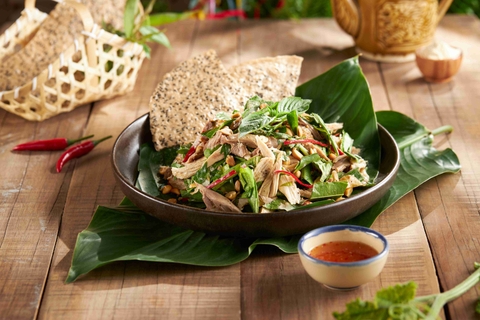 Gỏi gà ri rau rừng kèm bánh mè