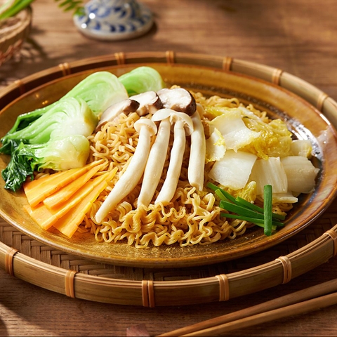 Mì xào rau xanh nấm tươi