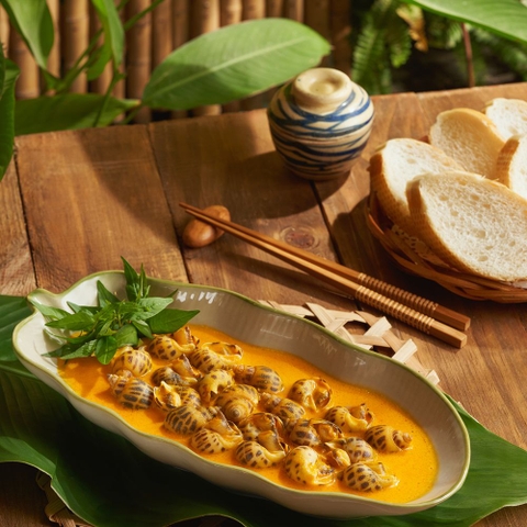 Ốc hương sốt trứng muối kèm bánh mỳ