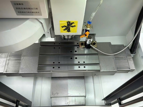 Máy CNC mini để bàn 3 trục hành trình X200 × Y150 × Z250 – trục chính 2.2kW, servo 400W