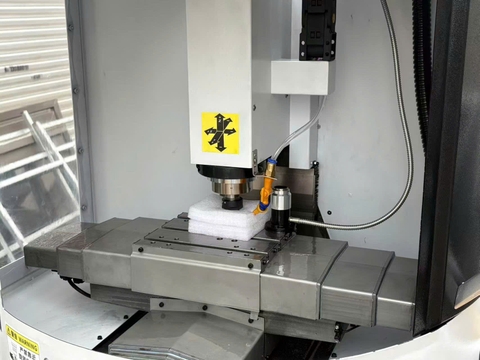 Máy CNC mini để bàn 3 trục hành trình X200 × Y150 × Z250 – trục chính 2.2kW, servo 400W