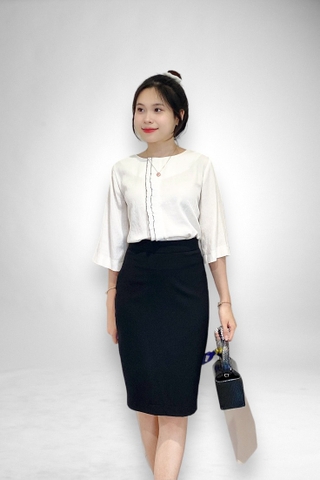 Áo cổ tròn bèo dập trước, nút sau, tay lỡ