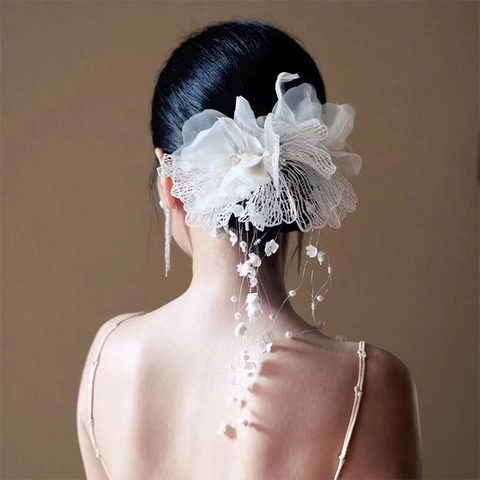 cài hoa lụa to tua rua phía sau tóc cô dâu chụp hình cưới - cd237