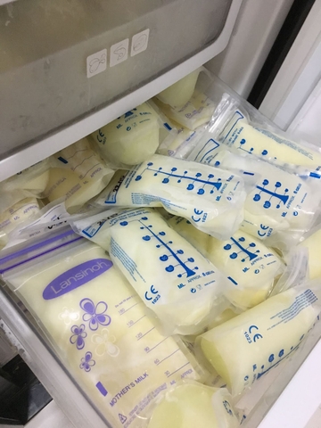 Sữa mẹ bảo quản trong tủ lạnh được bao lâu?