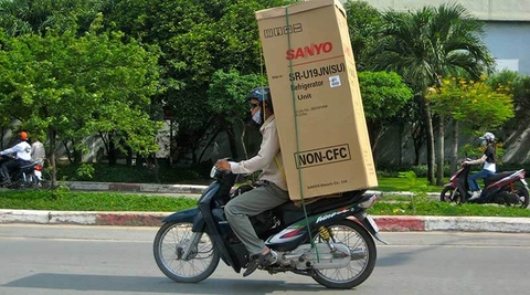 Hướng dẫn cách chở tủ lạnh bằng xe máy an toàn nhất