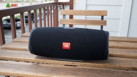 JBL Charge 4 và Harman Kardon Onyx Studio 5. Loa nào tốt hơn?