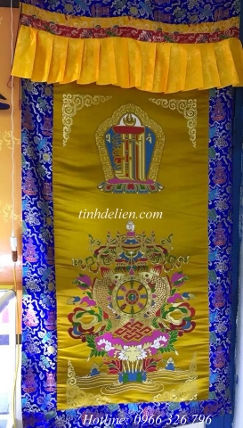RÈM GẤM THÊU BIỂU TƯỢNG KALACHAKRA VÀ BÁT CÁT TƯỜNG KẾT HỢP