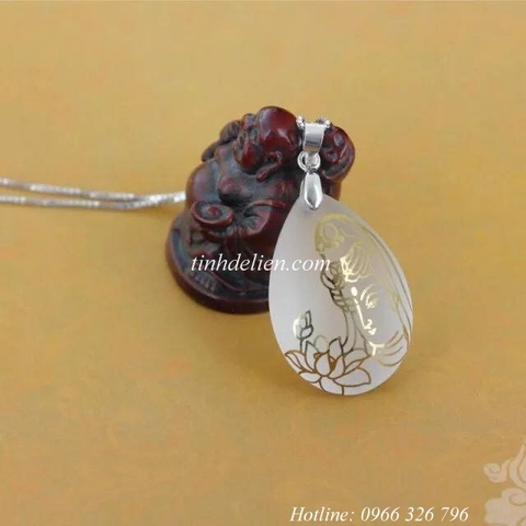 DÂY CHUYỀN PHA LÊ KHẮC BỒ TÁT QUÁN THẾ  ÂM BÊN HOA SEN CÁT TƯỜNG