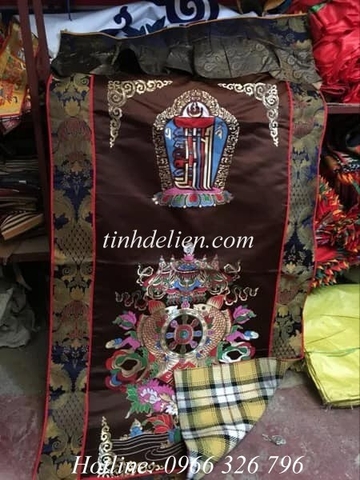 RÈM GẤM THÊU BIỂU TƯỢNG KALACHAKRA VÀ BÁT CÁT TƯỜNG KẾT HỢP