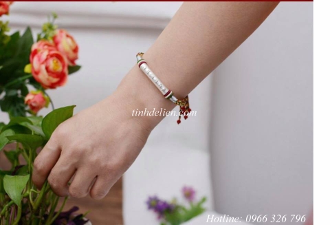 VÒNG ĐEO TAY CHỈ NGŨ SẮC KẾT HỢP CHARM BẠC OM MANI PADME HUM
