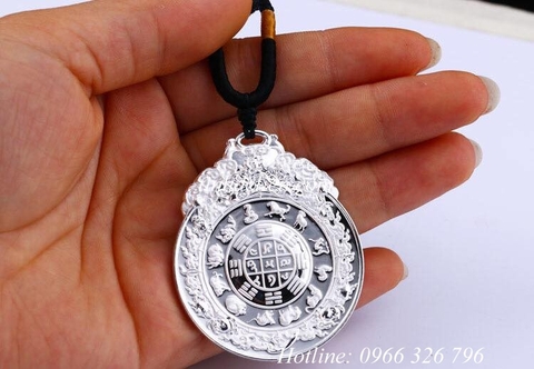 MẶT DÂY CHUYỀN KHẮC VĂN THÙ CỬU CUNG PHÍA SAU LÀ BIỂU TƯỢNG KALACHAKRA