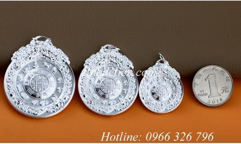 MẶT DÂY CHUYỀN KHẮC VĂN THÙ CỬU CUNG PHÍA SAU LÀ BIỂU TƯỢNG KALACHAKRA