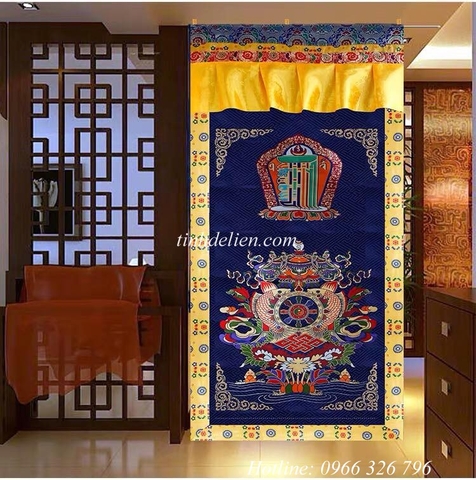 RÈM GẤM THÊU BIỂU TƯỢNG KALACHAKRA VÀ BÁT CÁT TƯỜNG KẾT HỢP 