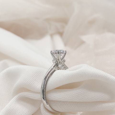 Nhẫn thân trơn 2 lòng bế cong ôm 4 chấu 6381VG31R