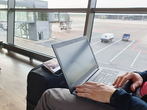 Sạc Laptop Có Được Mang Lên Máy Bay Không?