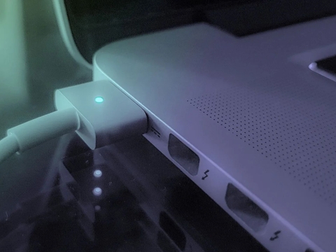 Sạc Laptop Bằng Sạc Điện Thoại Được Không?