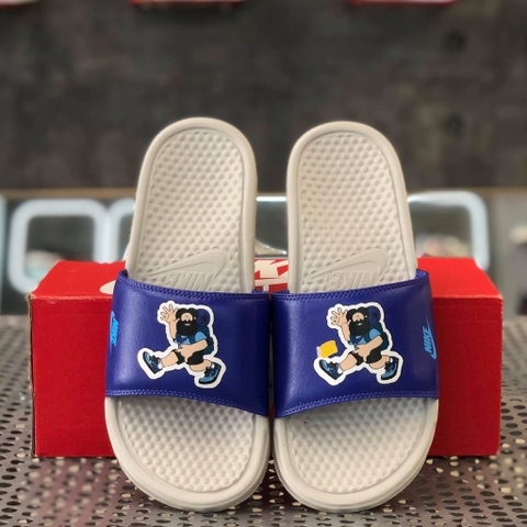 NIKE BENASSI JDI PRINT SLIDE 'HIKER CARTOON - LIGHT BONE' - 631261038