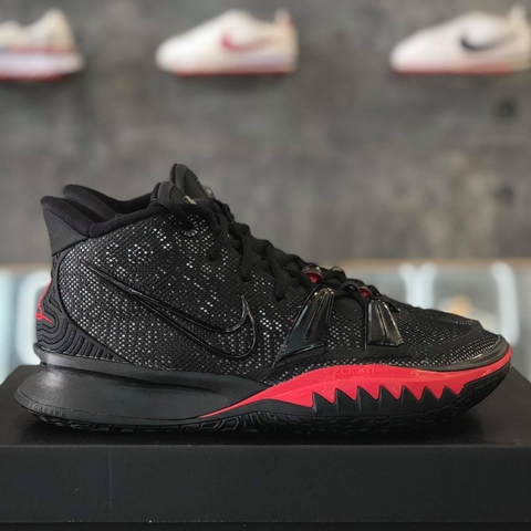 NIKE KYRIE 7 'BRED' - CQ9326001